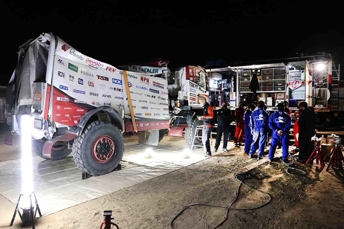 Suffering a heavy and damaging fall in the sand dunes doesn’t stop Hino Team Sugawara continue through high-speed and long distances